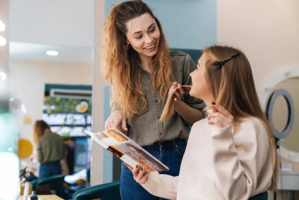 Empreendedora fashion ao lado de coleção de roupas neutras e minimalistas – Consultora de imagem feminina exibe uma seleção de peças atemporais e sofisticadas. Representação do universo da moda, organização de closet e empreendedorismo feminino.